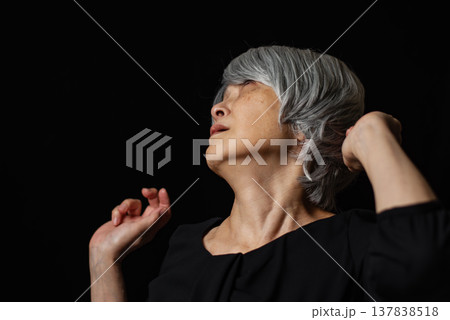 倒れそうな白髪のシニア女性 137838518