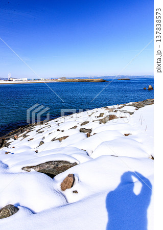 冬の立山連峰と能登半島が綺麗に見える富山県の海浜公園 冬の立山連峰と能登半島が綺麗に見える富山県の海浜公園 137838573