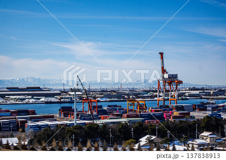 富山県新湊大橋の上から見た新港の風景 富山県新湊大橋の上から見た新港の風景 137838913