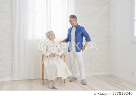 会話するシニア夫婦 リビング 全身 会話するシニア夫婦 リビング 全身 137839240