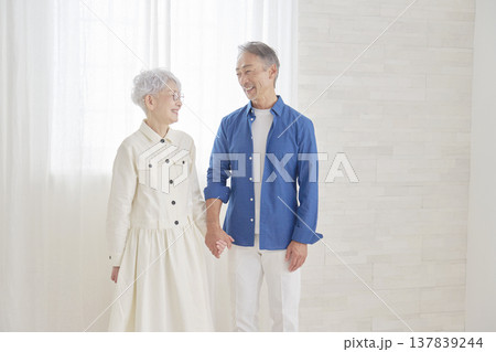 会話するシニア夫婦　リビング 137839244