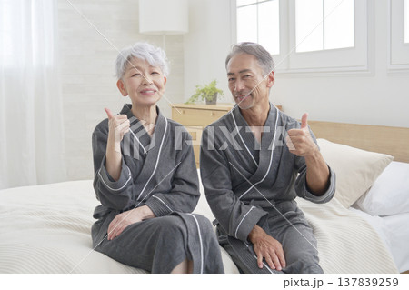 シニア夫婦 グッドサイン 寝室 シニア夫婦 グッドサイン 寝室 137839259