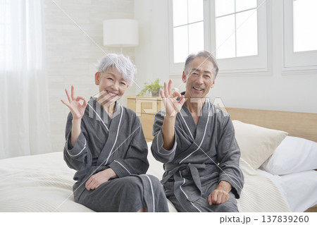 シニア夫婦 OKサイン 寝室 シニア夫婦 OKサイン 寝室 137839260