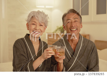 寝室でウイスキーを飲むシニア夫婦 ポートレート カメラ目線 寝室でウイスキーを飲むシニア夫婦 ポートレート カメラ目線 137839265