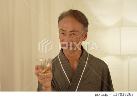 寝室でウイスキーを飲むシニア男性 137839268