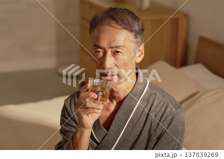 寝室でウイスキーを飲むシニア男性 137839269