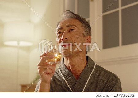 寝室でウイスキーを飲むシニア男性 137839272