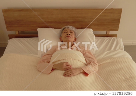 シニア女性　睡眠　ベッドルーム 137839286