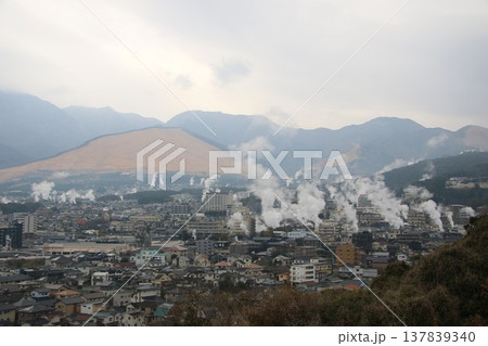3月雨の日の鉄輪温泉の湯けむりと温泉街 137839340