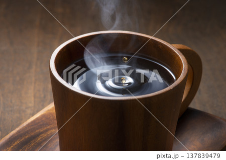 湯気の立ち上るコーヒー 137839479