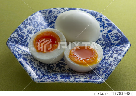 半熟の新鮮卵 137839486