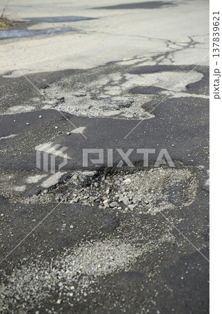 道路にできたポットホール（アスファルトの穴） 137839621