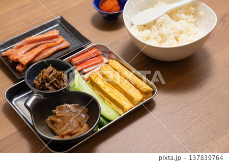 テーブルの上に置かれた恵方巻きの材料と酢飯 テーブルの上に置かれた恵方巻きの材料と酢飯 137839764