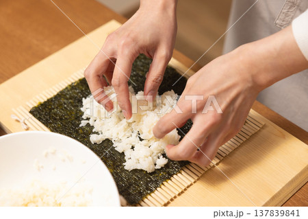 恵方巻きを作る女性の手元クローズアップ 137839841