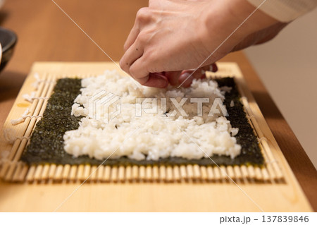 恵方巻きを作る女性の手元クローズアップ 137839846
