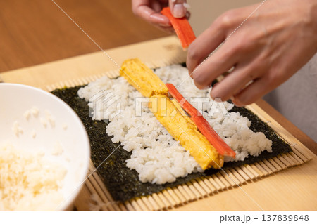 恵方巻きを作る女性の手元クローズアップ 恵方巻きを作る女性の手元クローズアップ 137839848