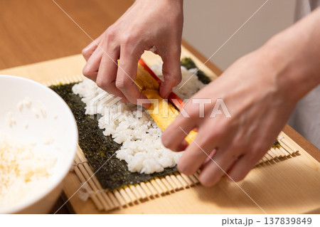 恵方巻きを作る女性の手元クローズアップ 137839849