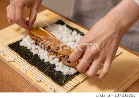 恵方巻きを作る女性の手元クローズアップ 137839853