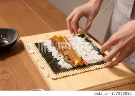 恵方巻きを作る女性の手元クローズアップ 恵方巻きを作る女性の手元クローズアップ 137839856