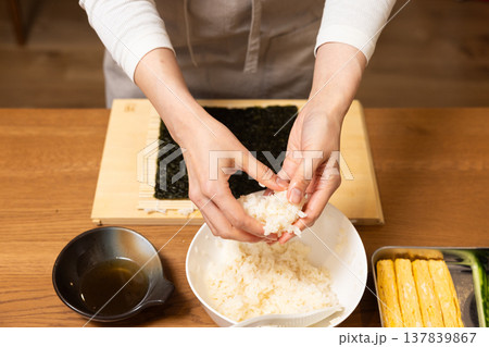 恵方巻きを作る女性の手元クローズアップ 137839867