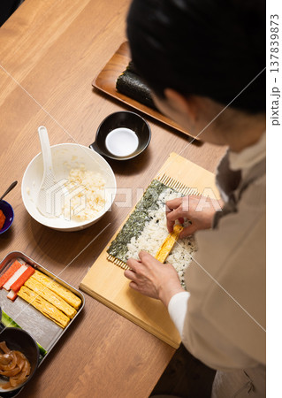 恵方巻きを作る女性の手元クローズアップ 恵方巻きを作る女性の手元クローズアップ 137839873