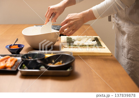 恵方巻きを作る女性の手元クローズアップ 137839878