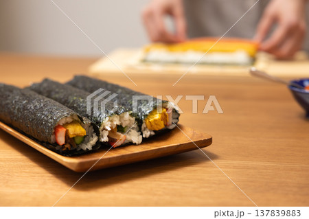 恵方巻きを作る女性の手元クローズアップ 恵方巻きを作る女性の手元クローズアップ 137839883