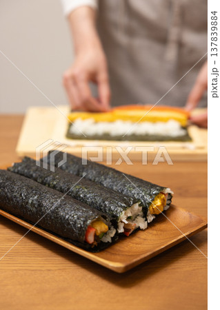 恵方巻きを作る女性の手元クローズアップ 137839884