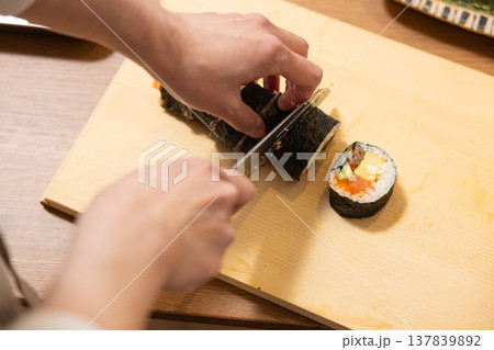 恵方巻きを作る女性の手元クローズアップ 137839892