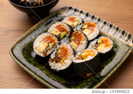 カットして器に盛られた巻き寿司 137840022