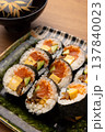 カットして器に盛られた巻き寿司 137840023