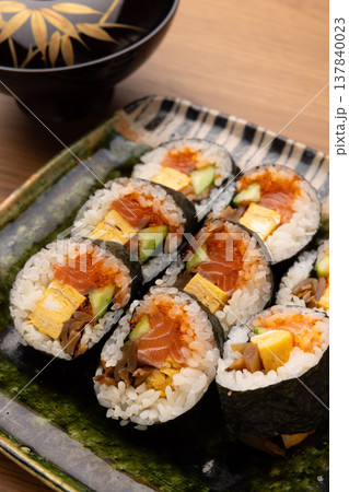カットして器に盛られた巻き寿司 137840023