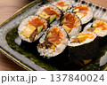 カットして器に盛られた巻き寿司 137840024
