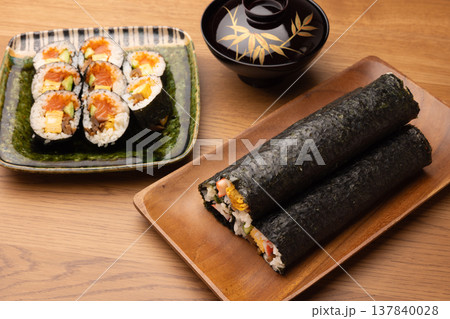 皿に盛られた恵方巻きとカットした巻き寿司 137840028