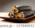皿に盛られた恵方巻き 137840032