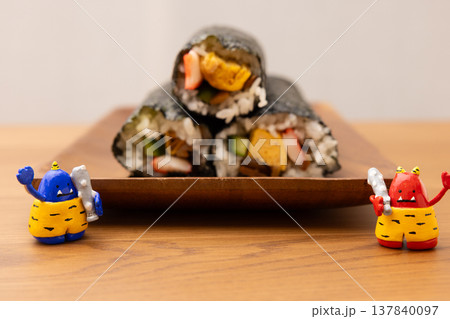 節分の恵方巻きと赤鬼と青鬼の置物 節分の恵方巻きと赤鬼と青鬼の置物 137840097