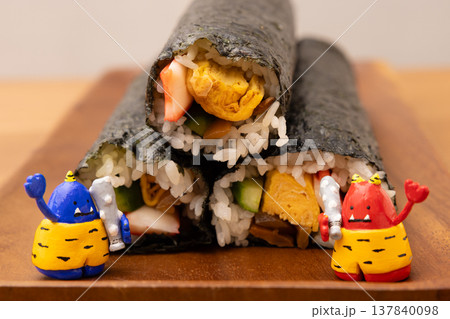 節分の恵方巻きと赤鬼と青鬼の置物 節分の恵方巻きと赤鬼と青鬼の置物 137840098