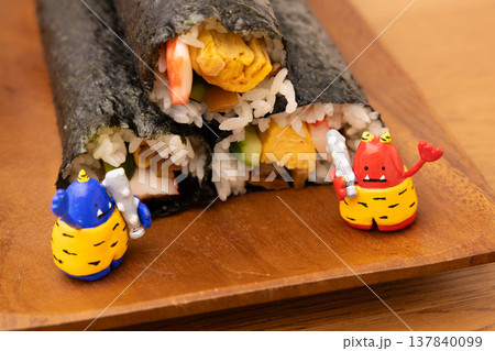 節分の恵方巻きと赤鬼と青鬼の置物 137840099