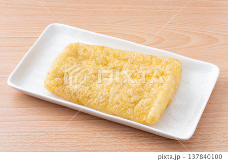 お皿に載せた油揚げ 137840100