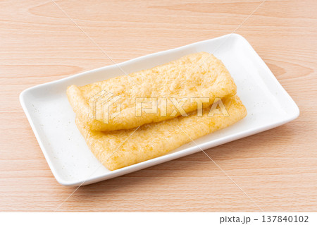 お皿に載せた油揚げ 137840102