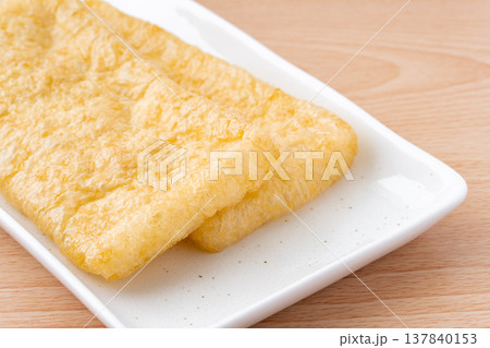 お皿に載せた油揚げのクローズアップ 137840153