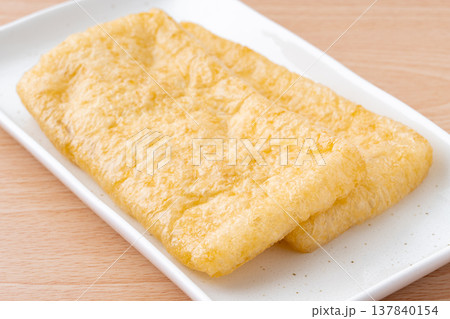 お皿に載せた油揚げのクローズアップ お皿に載せた油揚げのクローズアップ 137840154
