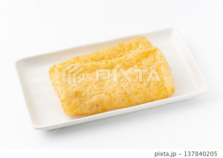 白背景にお皿に載せた油揚げ 白背景にお皿に載せた油揚げ 137840205