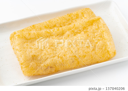 白背景にお皿に載せた油揚げ 白背景にお皿に載せた油揚げ 137840206