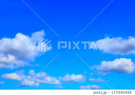 爽やかな青空と雲(背景素材) 爽やかな青空と雲(背景素材) 137840499