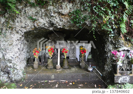 祠の石仏(称光寺/佐渡島・新潟県佐渡市宿根木407番地) 祠の石仏(称光寺/佐渡島・新潟県佐渡市宿根木407番地) 137840602