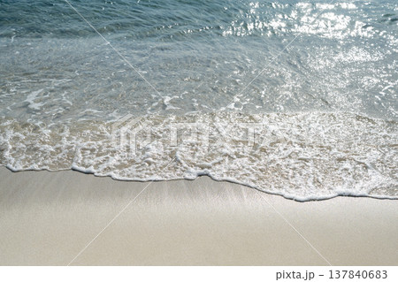 日の当たる白良浜の波打ち際 日の当たる白良浜の波打ち際 137840683