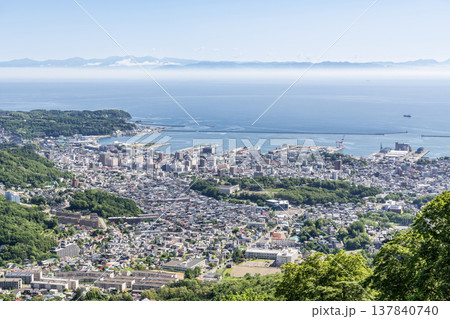 北海道小樽市　夏の北海道　小樽天狗山から見下ろす人気の観光地　小樽の街並み 137840740
