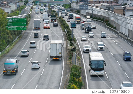 海老名JCT付近を走行する日本の高速道路と多様な車両の交通風景 海老名JCT付近を走行する日本の高速道路と多様な車両の交通風景 137840809