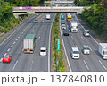 スマートIC付近を走行する日本の高速道路と多くの車両の交通風景 スマートIC付近を走行する日本の高速道路と多くの車両の交通風景 137840810